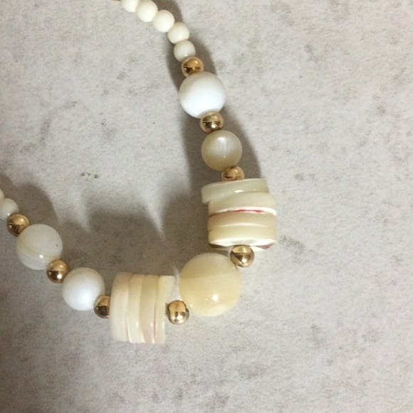 Shell with white and gold beads necklace - Picture 3 of 7